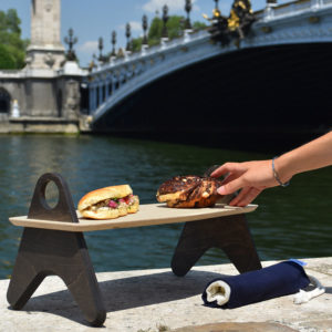 table de pique-nique mezze avec sandwich et babka sur les quais à Paris