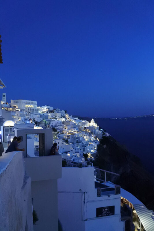 Photo de Fira de nuit à Santorin - Grèce