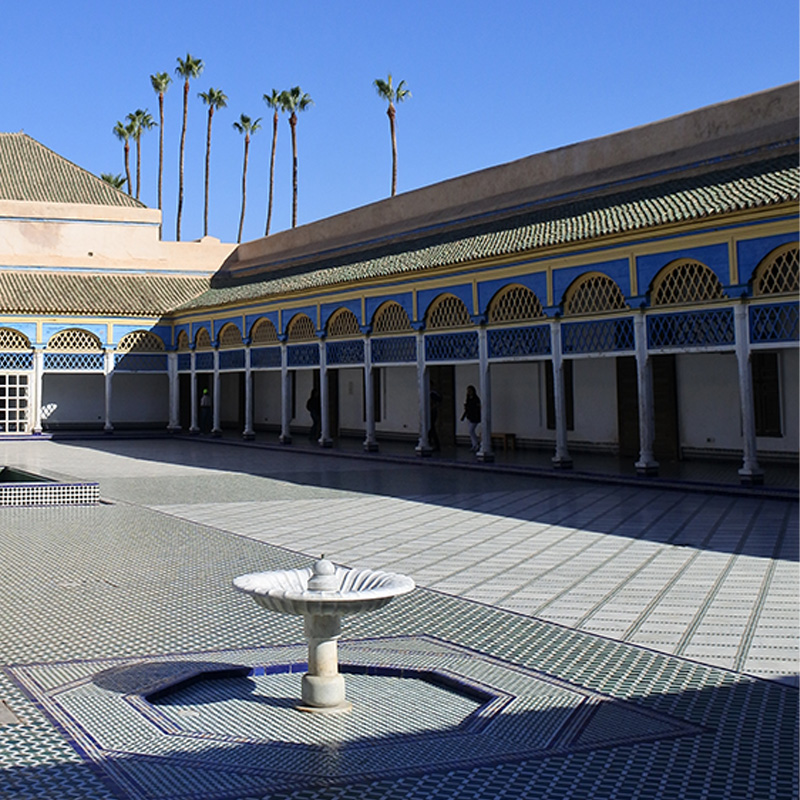 cour intérieur carrelée avec fontaine palais bahia